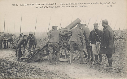 A British artillery crew deploying a new 120 mm mortar in a field planted with hops south of Ypres. French officers stand to the right.
Text:
201. La Grande Guerre 1914-15 - Mise en batterie du nouveau mortier Anglais de 120 au sud d'Ypres, parmi les cultures de Houblon
A.R.
201. The Great War 1914-15 - Installation of a battery of the new English 120 mm mortar south of Ypres, among a cultivated field of hops.
