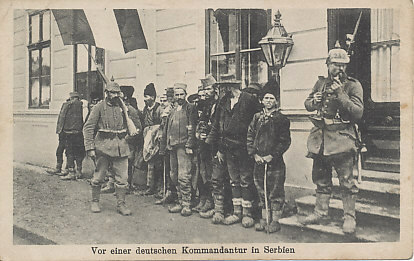 Men waiting outside a German commandant's office guarded by two soldiers in occupied Serbia.
Text:
Vor einer deutschen Kommandantur in Serbien
Before a German commandant's office in Serbia
Reverse:
'Bahnhof und Feldbuchhandel Gesellschaft m.b.H., Berlin S. 14' Gesetzl. gesch.
Railway Station and Field Book Dealer Corporation, Registered Trademark
Nr. 142