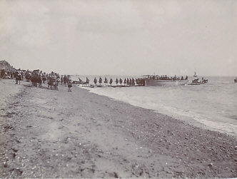 Scottish troops debarking at Gallipoli, 1915.
Text, Reverse:
Débarquement aux Dardanelles (1915)
Debarking in the Dardanelles (1915)