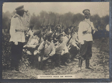 Russian Infantry preparing for action, their commanding officer looking through his binoculars. A Susini tobacco / cigarette card.
Text:
Infanteria Rusa en accion
Russian Infantry in action
Reverse:
No. 1106
La Guerra Europea
Postal para la colección Del Nuevo
Album Universal
Obsequio de Susini

No. 1106
The European War
Postcard for the new collection
Universal Album
Gift from Susini