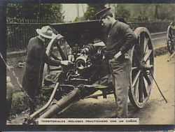 English territorial troops practicing with a field gun. A Susini tobacco / cigarette card.
Text:
Territoriales Ingleses practicando con un cañon
English territorial troops practice with a cannon
Reverse:
No. 1192
La Guerra Europea
Postal para la colección Del Nuevo
Album Universal
Obsequio de Susini

No. 1192
The European War
Postcard for the new collection
Universal Album
Gift from Susini