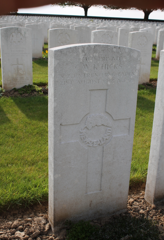 Headstone of Private C.W.K. Hicks, New Zealand Entrenching Battalion, died August 21, 1918, age 29, buried in Cabaret Rouge British Cemetery, Souchez, France.
Text:
63160 Private
C.W.K. Hicks
N. Z. Entrenching Battn.
21st August 1918 age 29
New Zealand