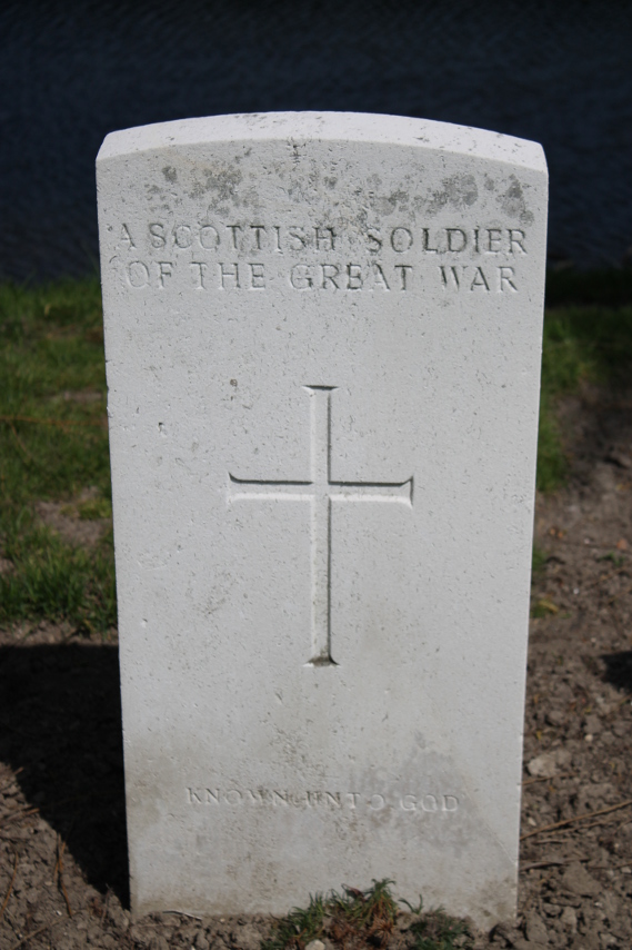 The headstone of 'A Scottish Soldier of the Great War' in Le Trou Aide Post, Cemetery, Fleurbaix, France.
Text:
A Scottish Soldier of the Great War
Known Unto God