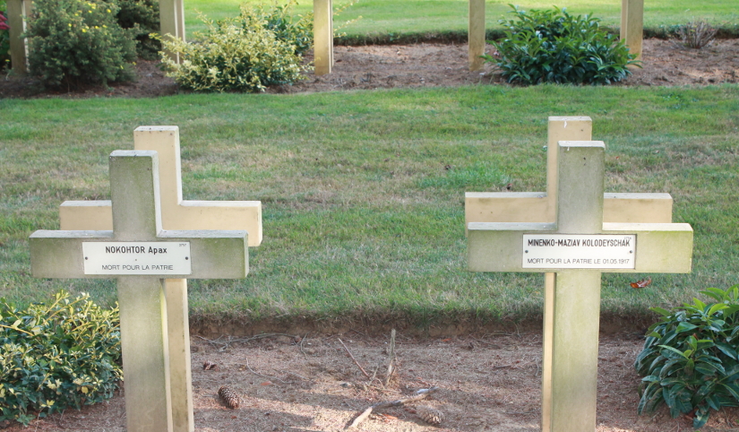 Russian graves of Nokohtor Apax and Minenko-Maziav Kolodeyschak in Cerny-en-Laonnois Cemetery, France, the men possibly killed in the Second Battle of the Aisne, fighting alongside the French. Kolodeyschak died May 1, 1917.
Text:
Nokohtor Apax
Mort pour la patrie
Minenko-Maziav Kolodeyschak
Mort pour la patrie le 01.05.17