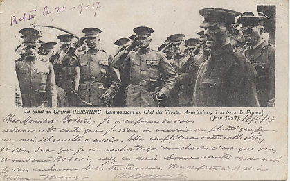 The salute of General Black Jack Pershing, Commander in Chief of the American Expeditionary Force, landing in France, June, 1917. Pershing landed in Boulogne on June 13.
Text:
Le Salut du Général Pershing, Commandant en Chef des Troupes Américanines, à la terre de France. (Juin 1917).
Message dated September 18, 1917
R et E[nvoyée?] le 20-9-1917
Reverse:
Postmarked September 18, 1917