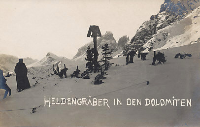 Austro-Hungarian graves in the Dolomite Mountains.
Text:
Heldengräber in den Dolomiten
Heroes graves in the Dolomites
Reverse:
Verlag Kapper Trient
Publisher Kapper Trent