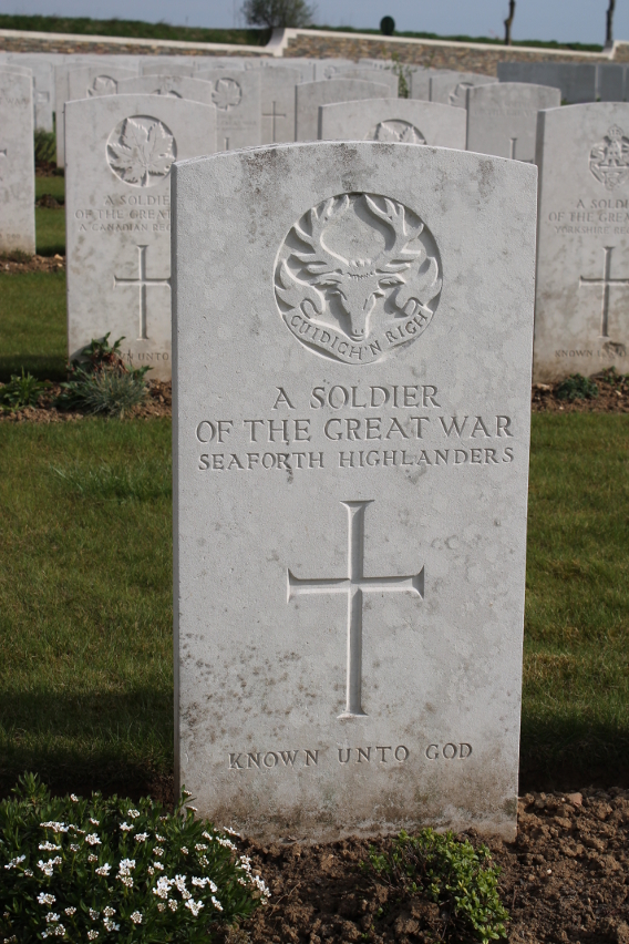 Gravestone of an unknown soldier of the Seaforth Highlanders, a Scottish regiment, in Cabaret Rouge British Cemetery.
Text:
Cuidich 'n Righ (Aid the King)
A Soldier of the Great War
Seaforth Highlanders
Known Unto God
